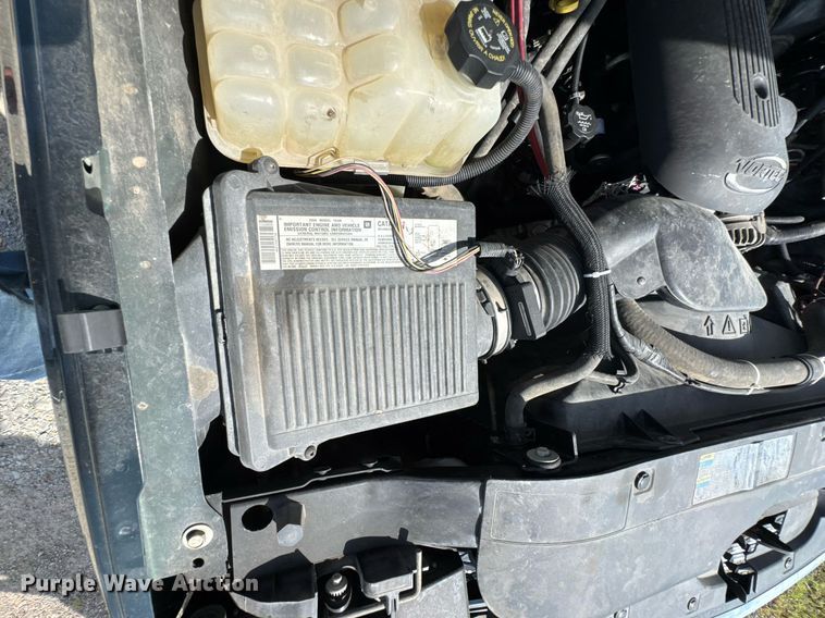 image for item DU9228 2006 Chevrolet Silverado 3500 flatbed pickup truck