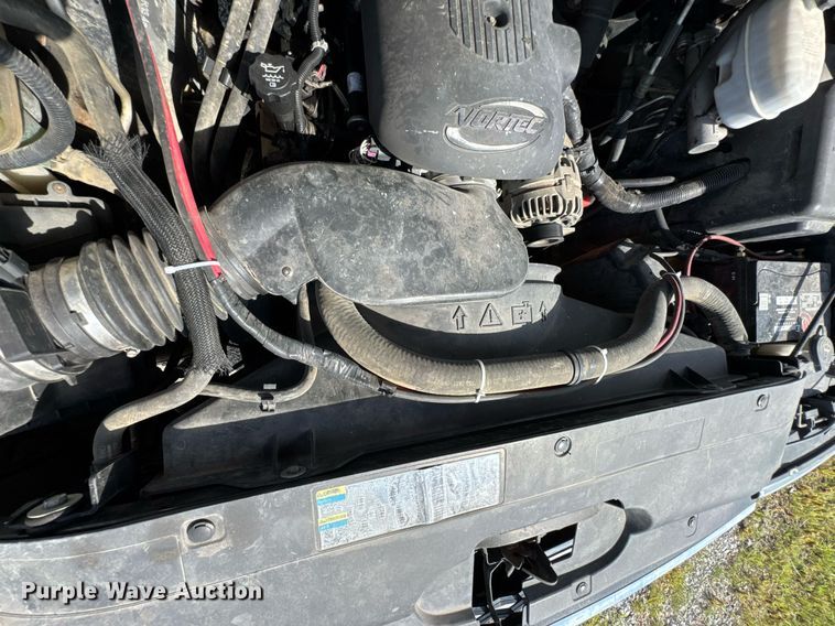 image for item DU9228 2006 Chevrolet Silverado 3500 flatbed pickup truck