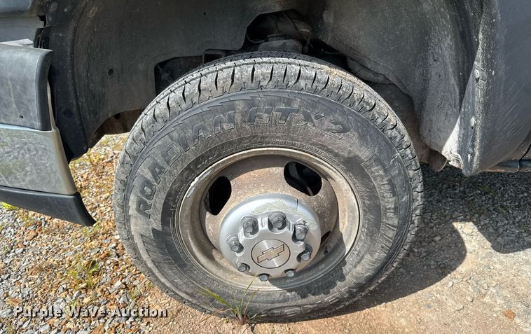 image for item DU9228 2006 Chevrolet Silverado 3500 flatbed pickup truck