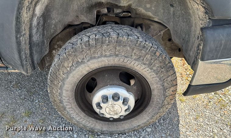 image for item DU9228 2006 Chevrolet Silverado 3500 flatbed pickup truck