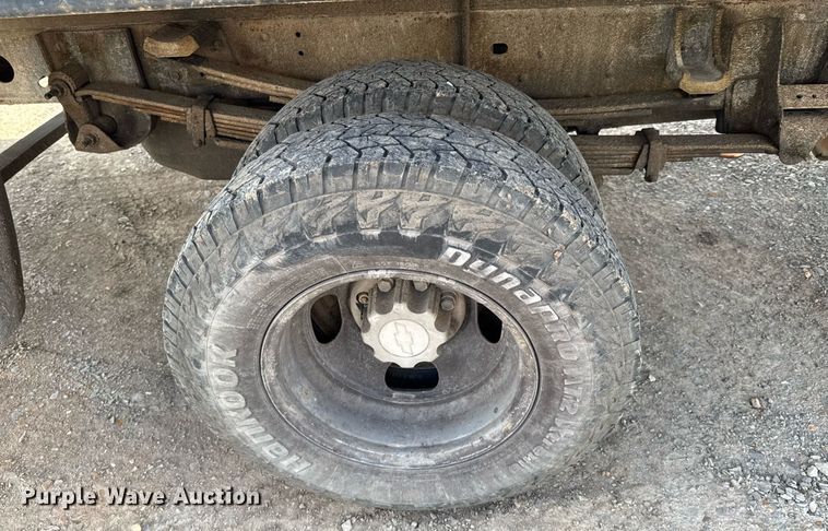 image for item DU9228 2006 Chevrolet Silverado 3500 flatbed pickup truck