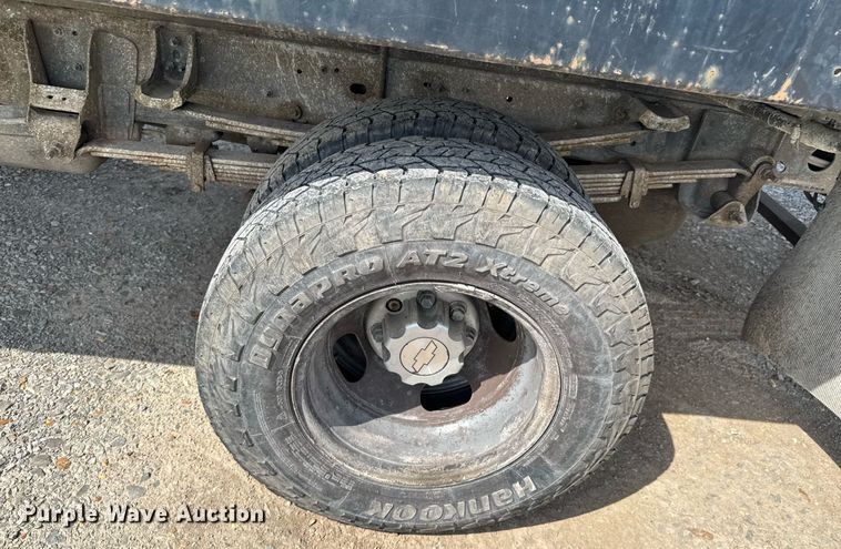 image for item DU9228 2006 Chevrolet Silverado 3500 flatbed pickup truck