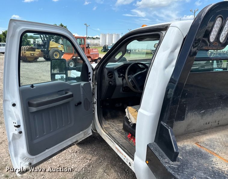 image for item DU9241 2013 Ford F550 flatbed truck