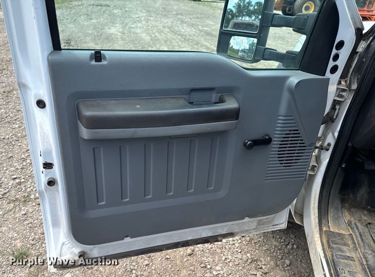 image for item DU9241 2013 Ford F550 flatbed truck