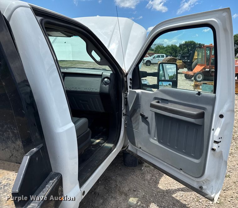 image for item DU9241 2013 Ford F550 flatbed truck