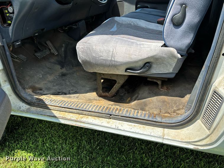 image for item DW7121 1995 Dodge Ram 3500 flatbed pickup truck