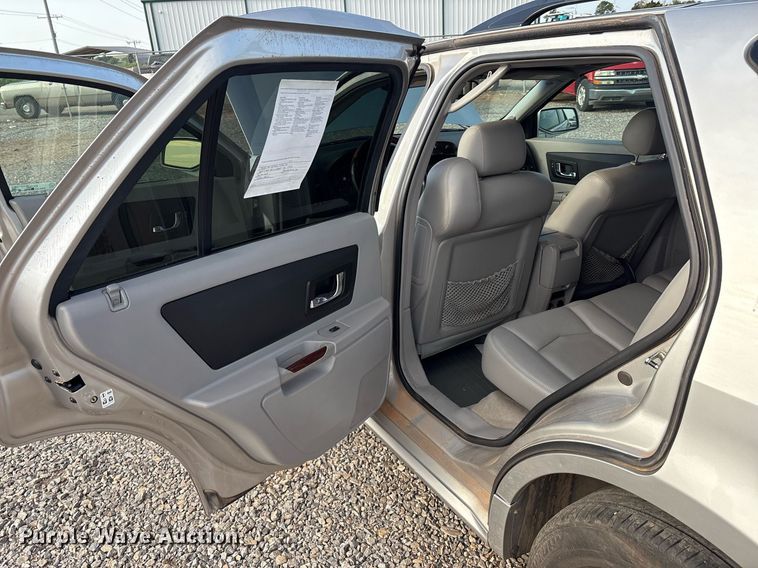 image for item DX7995 2005 Cadillac SRX SUV