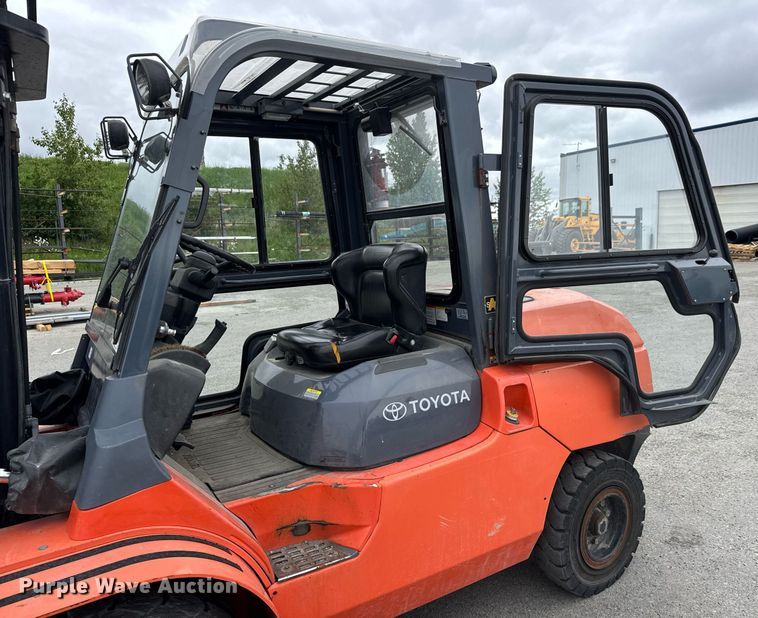 image for item DY0240 2011 Toyota 7FDAU50 forklift