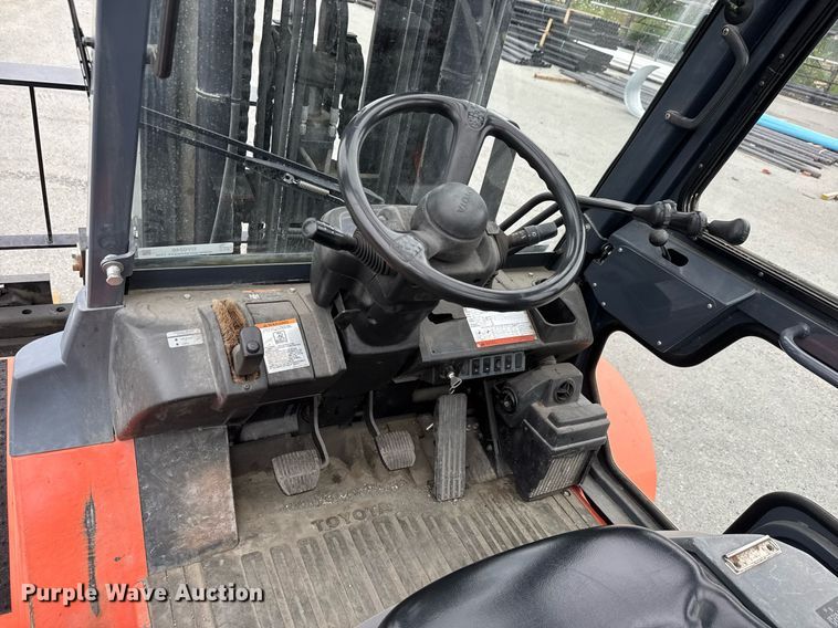 image for item DY0240 2011 Toyota 7FDAU50 forklift