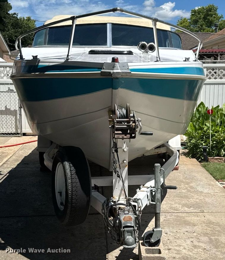 image for item DY0252 1989 Crestliner boat