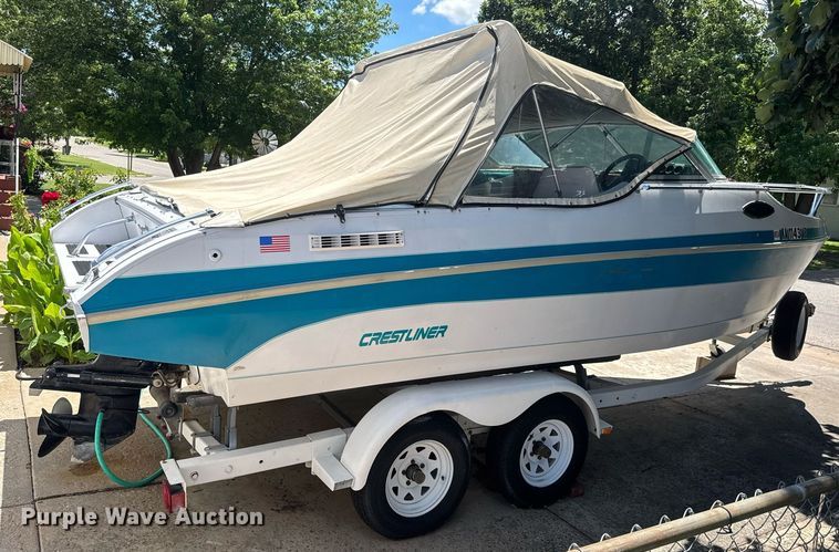 image for item DY0252 1989 Crestliner boat