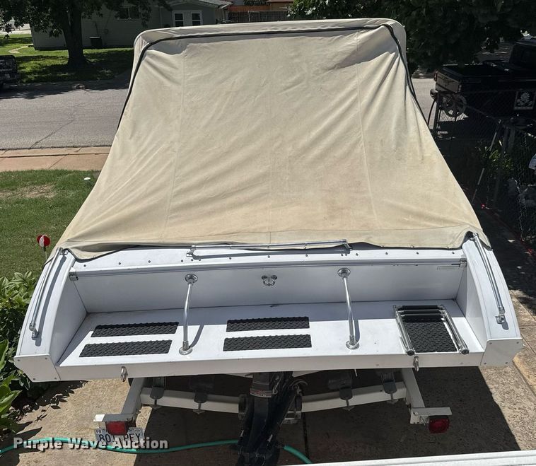 image for item DY0252 1989 Crestliner boat