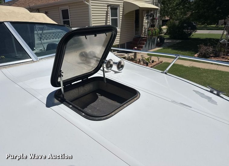 image for item DY0252 1989 Crestliner boat