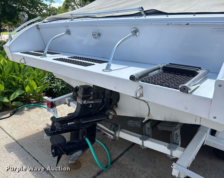 image for item DY0252 1989 Crestliner boat