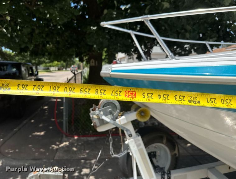 image for item DY0252 1989 Crestliner boat