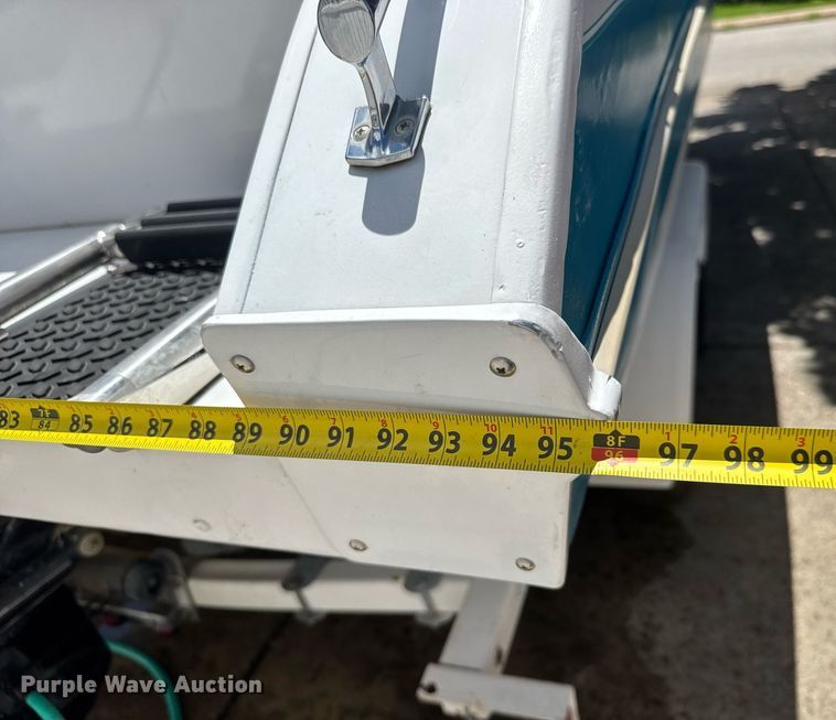 image for item DY0252 1989 Crestliner boat