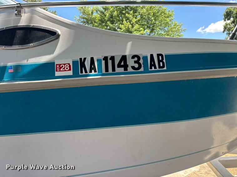 image for item DY0252 1989 Crestliner boat