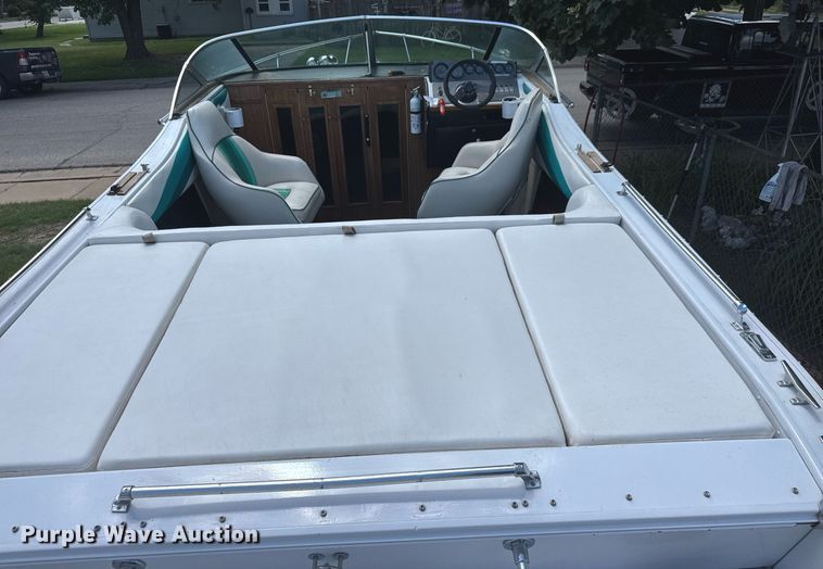 image for item DY0252 1989 Crestliner boat