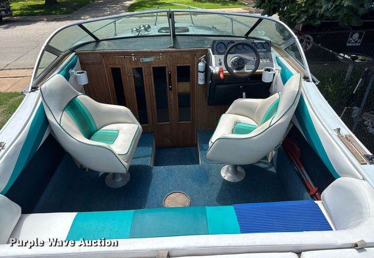 image for item DY0252 1989 Crestliner boat