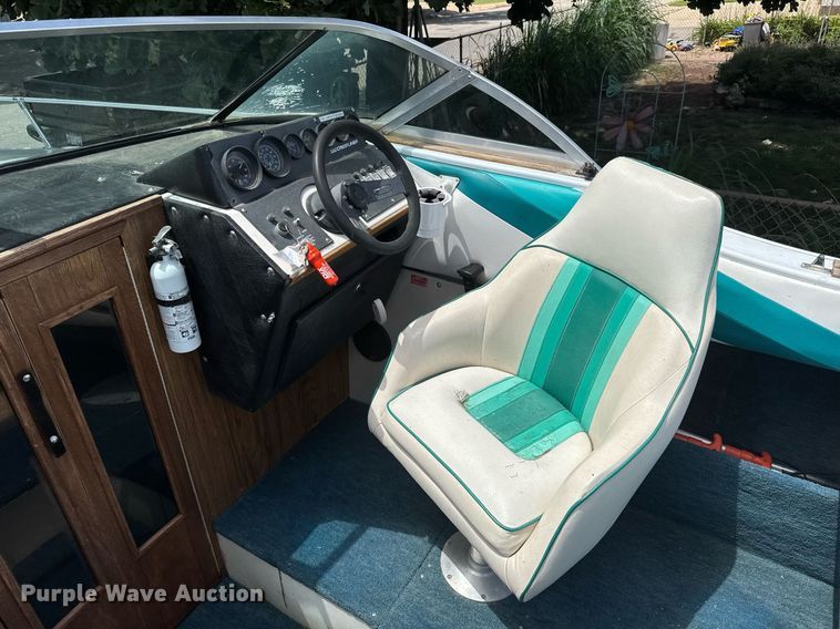 image for item DY0252 1989 Crestliner boat