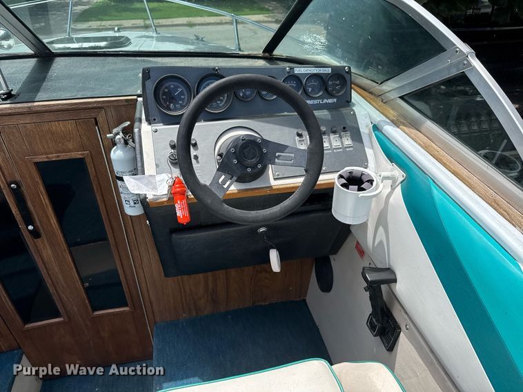 image for item DY0252 1989 Crestliner boat