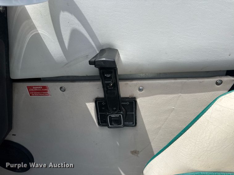 image for item DY0252 1989 Crestliner boat