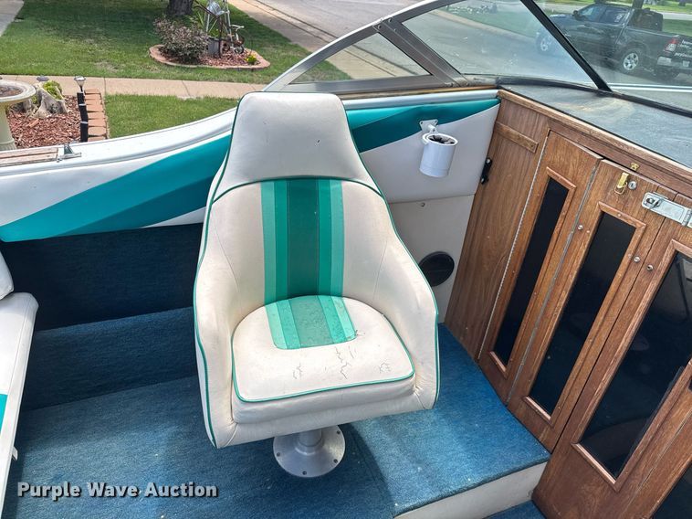 image for item DY0252 1989 Crestliner boat