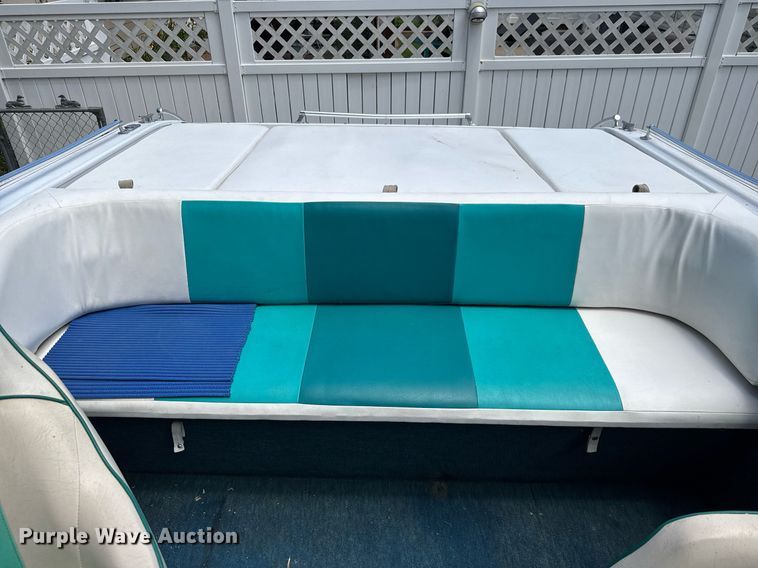 image for item DY0252 1989 Crestliner boat