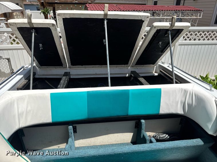 image for item DY0252 1989 Crestliner boat