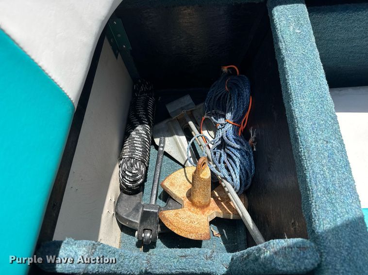 image for item DY0252 1989 Crestliner boat