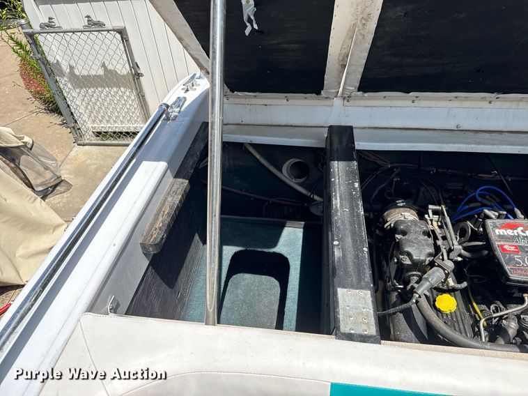 image for item DY0252 1989 Crestliner boat