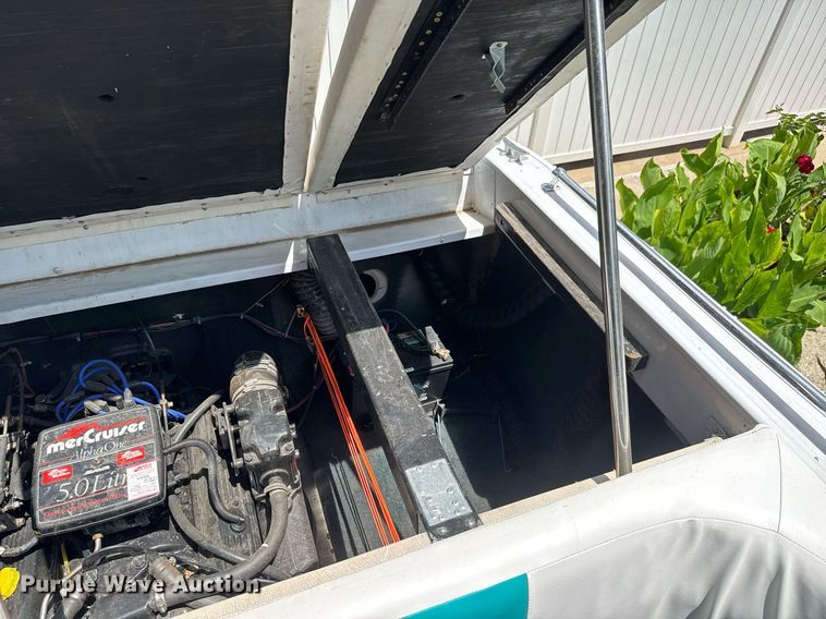 image for item DY0252 1989 Crestliner boat