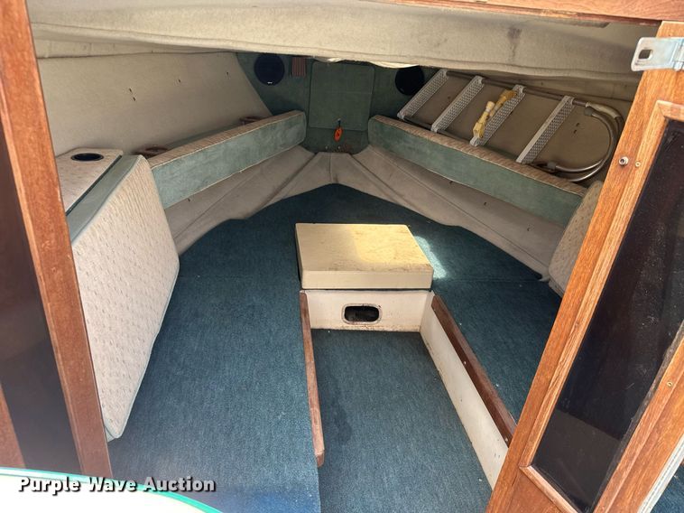 image for item DY0252 1989 Crestliner boat