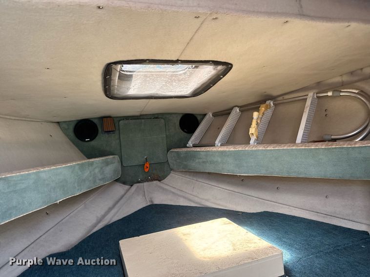 image for item DY0252 1989 Crestliner boat