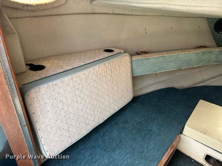 image for item DY0252 1989 Crestliner boat