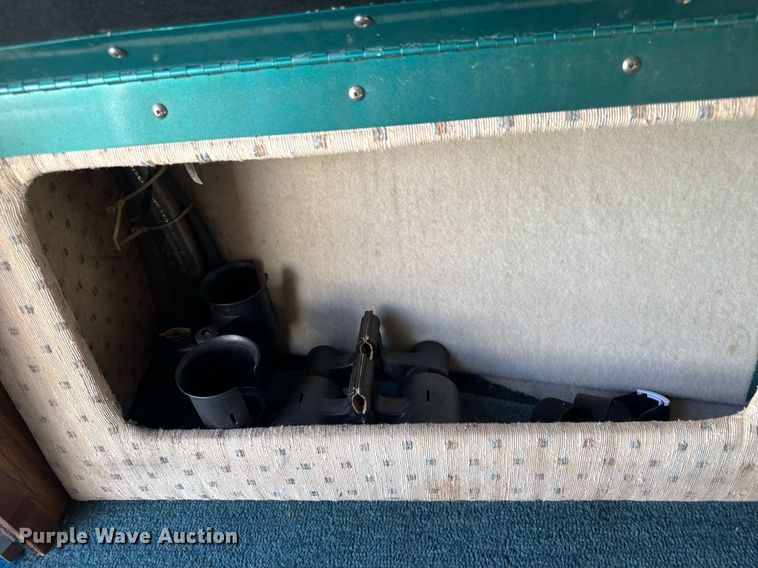 image for item DY0252 1989 Crestliner boat