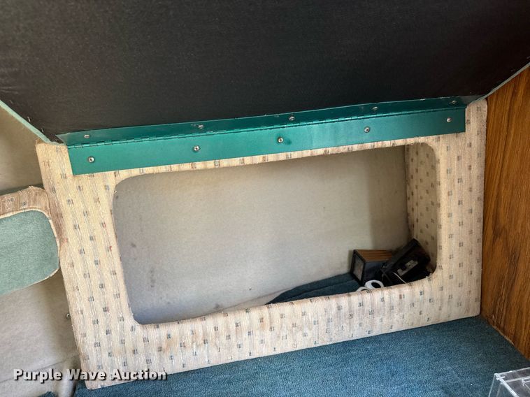 image for item DY0252 1989 Crestliner boat