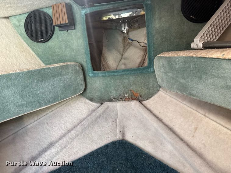 image for item DY0252 1989 Crestliner boat