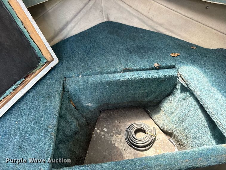 image for item DY0252 1989 Crestliner boat