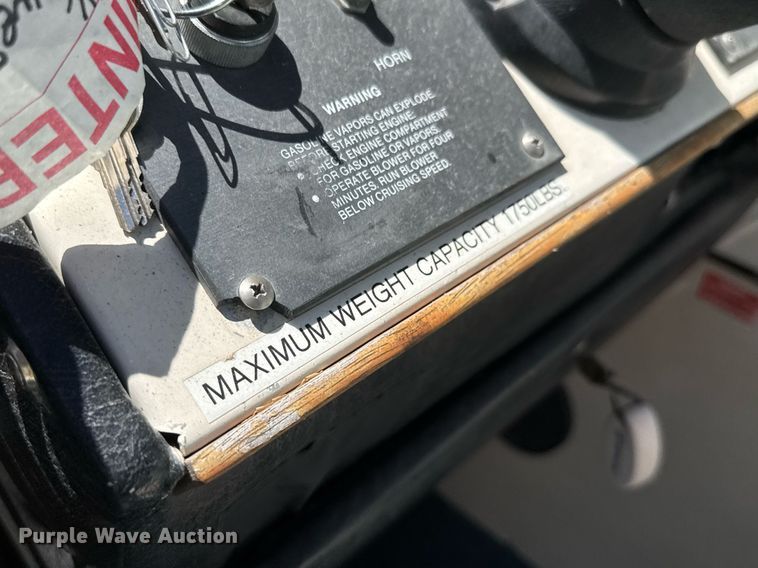 image for item DY0252 1989 Crestliner boat