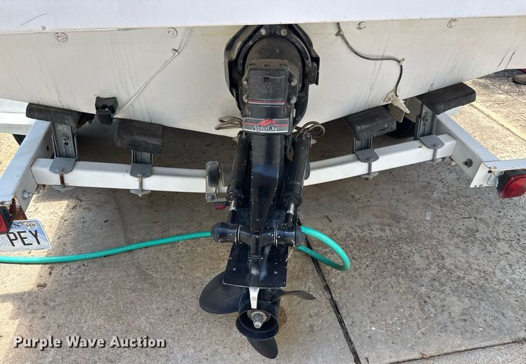 image for item DY0252 1989 Crestliner boat