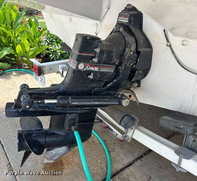 image for item DY0252 1989 Crestliner boat