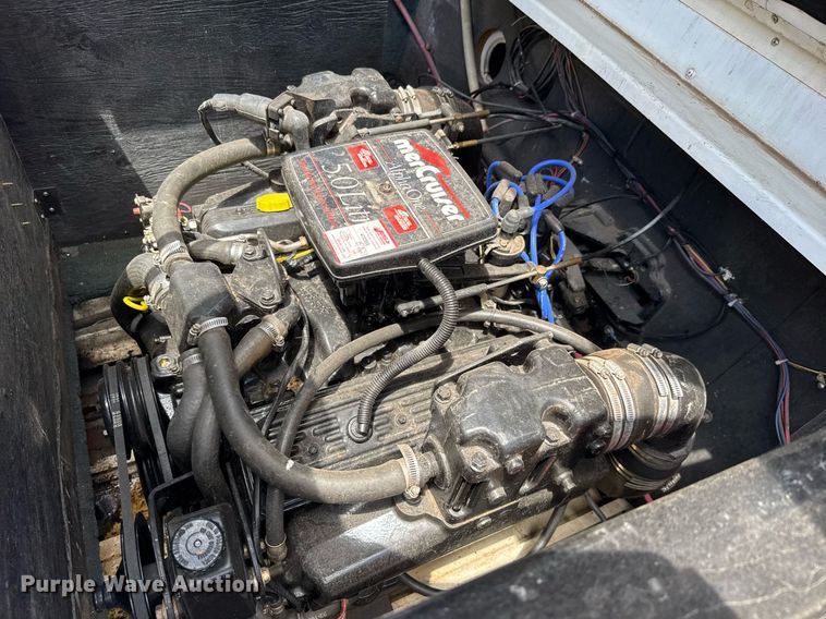 image for item DY0252 1989 Crestliner boat