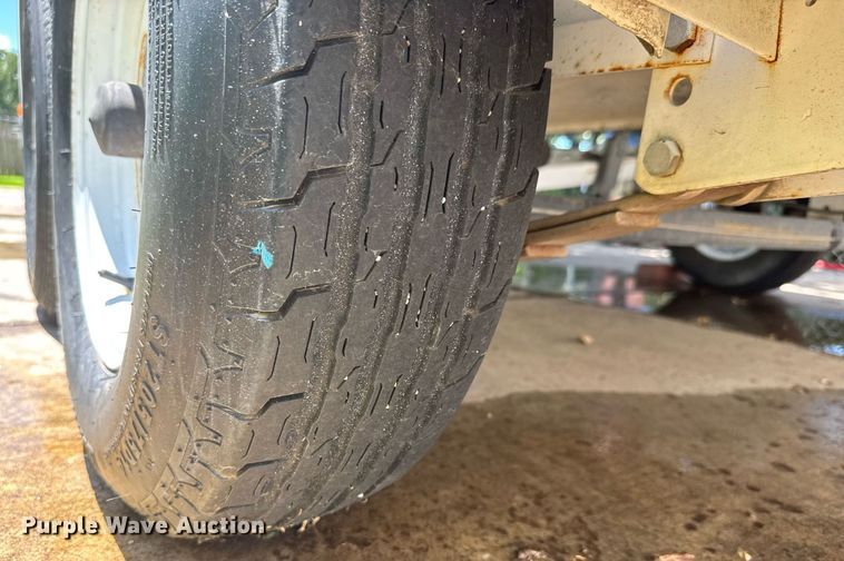 image for item DY0252 1989 Crestliner boat