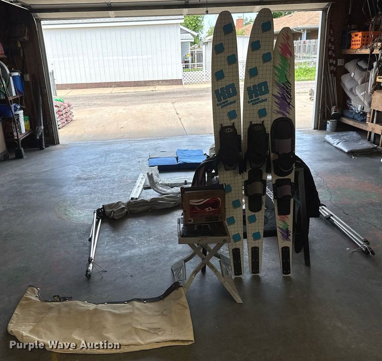 image for item DY0252 1989 Crestliner boat