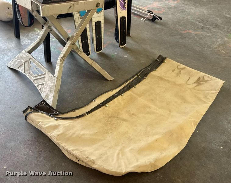 image for item DY0252 1989 Crestliner boat