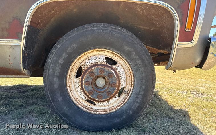 image for item DZ8627 1976 Chevrolet C30 flatbed pickup truck