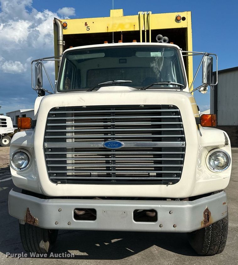 image for item EB2687 1995 Ford L8000 refuse truck