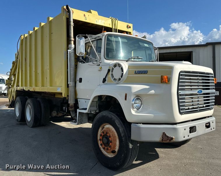 image for item EB2687 1995 Ford L8000 refuse truck