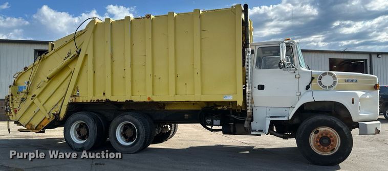 image for item EB2687 1995 Ford L8000 refuse truck